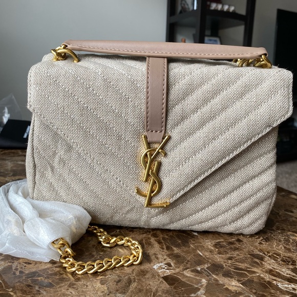 Canvas
Width 9.2in/23.5cm
Length 6.2in/16cm
Depth 2.3in/6cm
Detachable strap - Picture 3 of 8